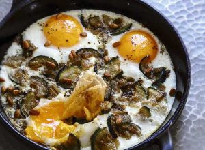Recette de Beid bi koussa : œufs aux courgettes et pignons par Liza & Ziad Asseily