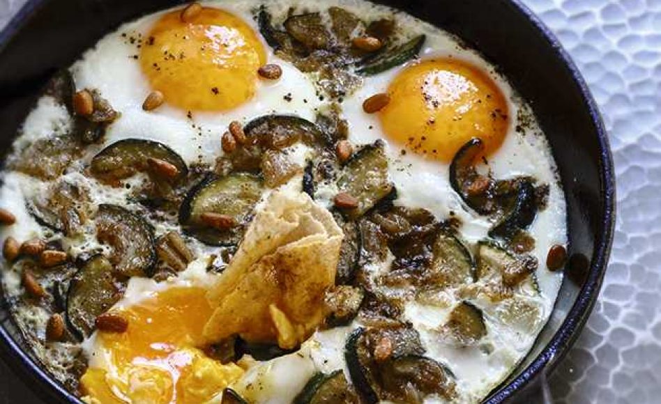Recette de Beid bi koussa : œufs aux courgettes et pignons par Liza & Ziad Asseily