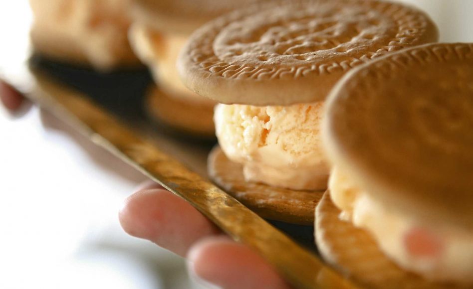Biscuit ghandour, glace rose-loukoum : biscuits garnis à la crème glacée par Liza et Ziad Asseily