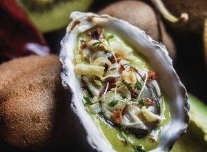 Recette de huître gillardeau, gaspacho de kiwi de l’adour, concombre et avocat par Julien Deboué