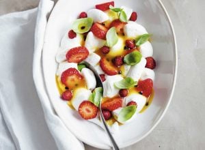 Pavlova à la fraise, fruits de la passion, glace vanille