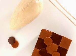 Damier de chocolat noir et au lait, amandes sablées par Alain Ducasse
