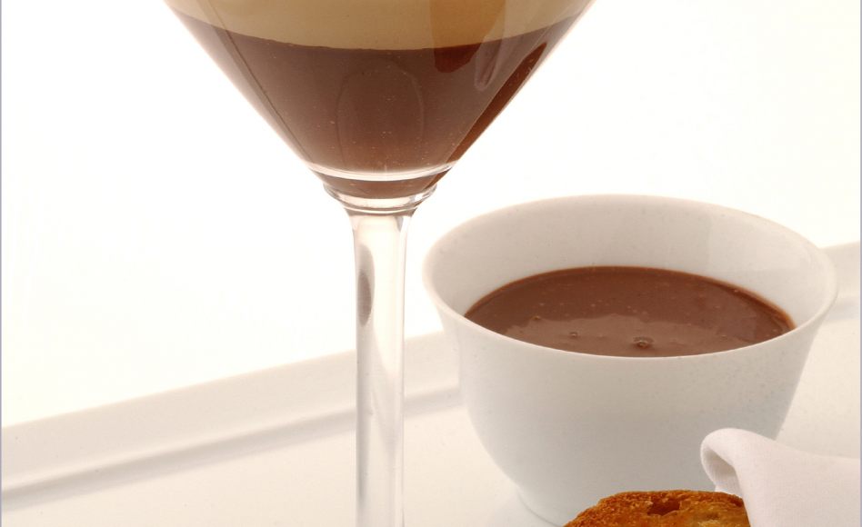 Coupe café-chocolat, tasse de chocolat fort, brioche rôtie