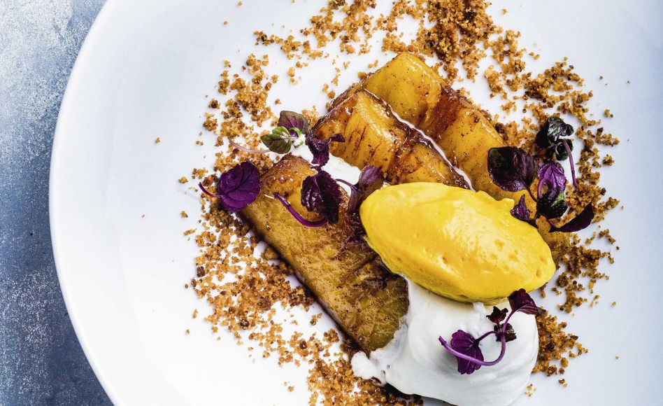 Recette d'ananas rôti, panna cotta vanille, crumble et sorbet fruits exotiques par Denny Imbroisi
