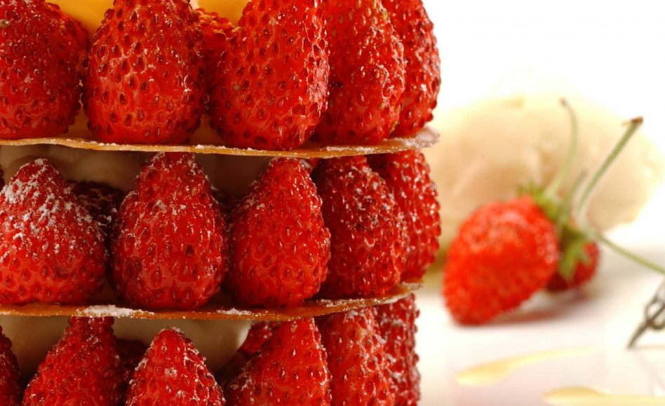 Feuillet de fraises des bois, sauce au thym, glace au miel par Alain Ducasse