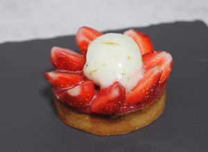 Fine tarte aux fraises et au fromage blanc, sorbet vanille-citron vert