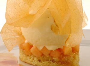 Biscuit mirliton aux oranges confites, salade de melon, glace aux calissons par Alain Ducasse