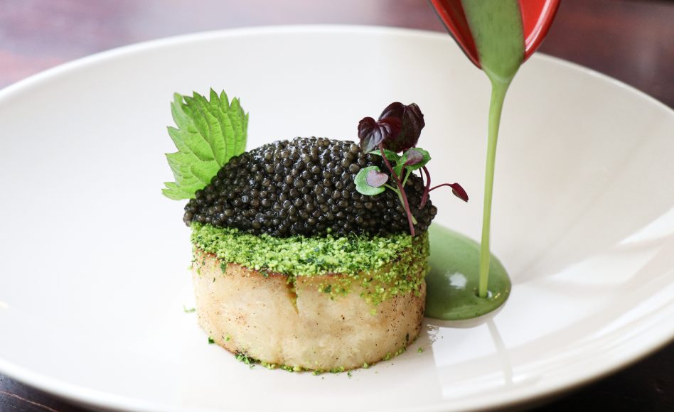 Caviar d'Aquitaine, velouté d'orties, céleri rôti entier