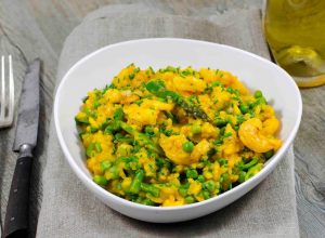 Risotto de petites crevettes au curry, légumes verts