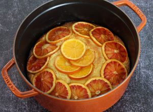 Recette de gâteau aux agrumes avec des oranges et oranges sanguines en cocotte