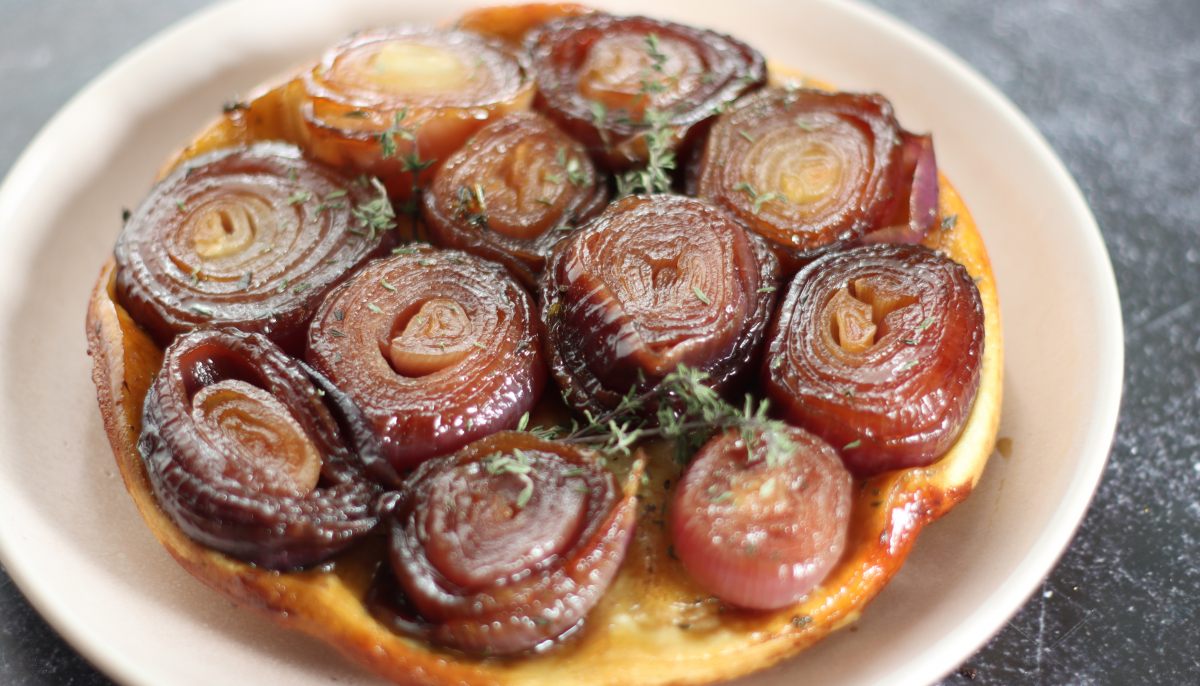 Recette de Tarte tatin aux oignons rouges par Zwilling - Académie du Goût