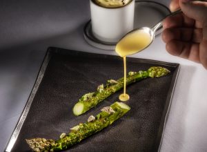 Recette d'asperges, mousse d'asperges, crème au ponzu par Julien Allano