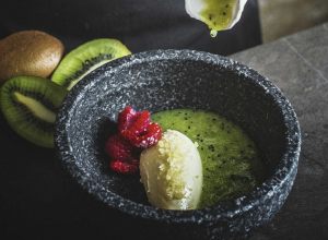 Recette de gaspacho de kiwi de l’adour, crémeux au chocolat blanc et framboises par Julien Duboué