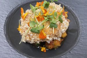 Croustillant au saumon, salade libanaise et coriandre