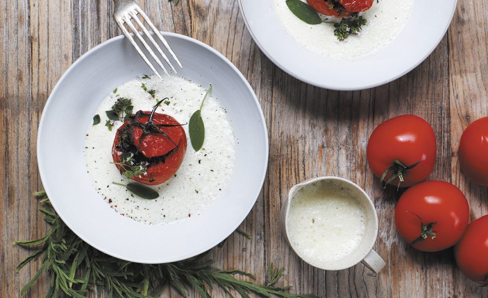 recette de tomates farcies, légumes, crème à l'ail et estragon
