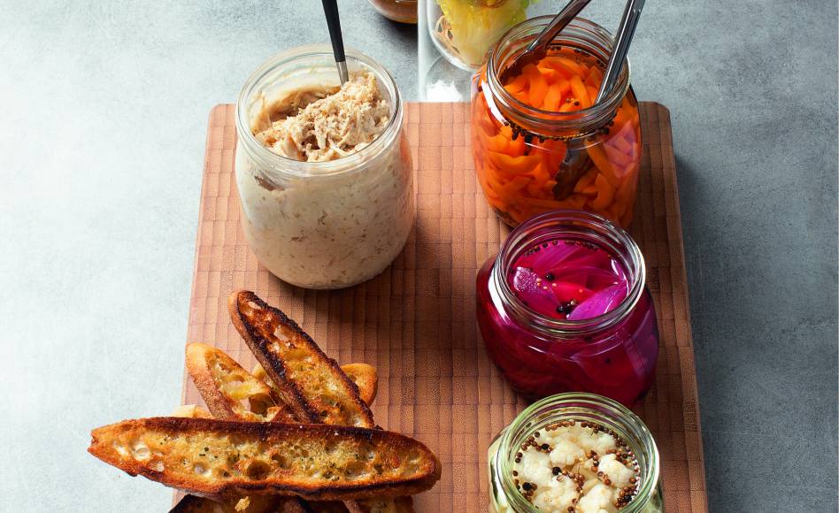 Rillettes de volaille, pickles, cœur de laitue & oignon croustillant par l'école de cuisine Alain Ducasse