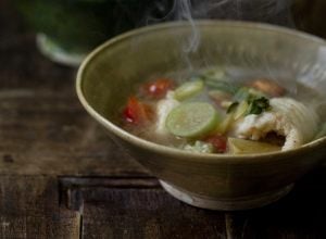 Bouillon de poisson acidulé