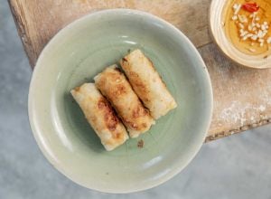 Chả giò thiṭ loṇ’ : rouleaux de printemps au porc