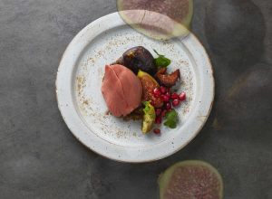 Figue en papillote, grenade et feuille de figuier givrée, condiment de seigle épicé