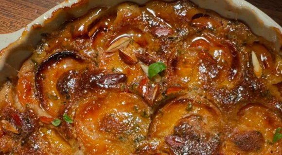 Vous avez des abricots ? Le chef Julien Duboué confie la recette du clafoutis que vous pouvez retrouver chez BOULOM, son adresse parisienne