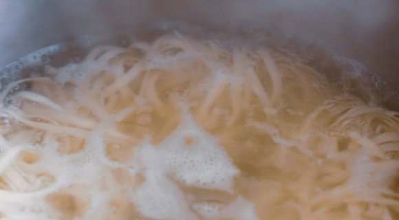 Eau de cuisson : pourquoi la conserver précieusement ?