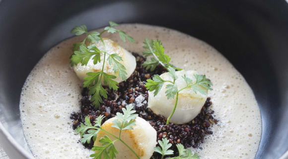 Connaissez-vous cette technique simplissime du 3-1 confiée par un chef pour réussir la cuisson des noix de Saint-Jacques ?