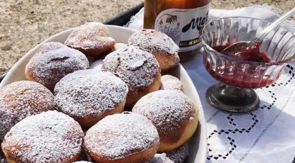 Beignets dodus à la confiture : la recette qu'il vous faut pour Mardi Gras est signée Mikaëla Liaroutsos