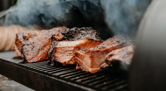 Piquer ou ne pas piquer ? L'artisan-boucher Hugo Desnoyer partage 10 conseils pour réussir son barbecue