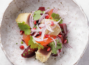 Ceviche de pastèque et betterave, tempura de thon aux épices du soleil