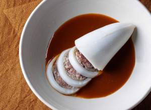 Encornets farcis "retour de chasse", sauce puttanesca