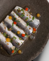 “Ma version des sardines marinées, simple et pleine de peps” : le chef Thibaut Spiwack dévoile ses astuces pour sublimer ce petit poisson