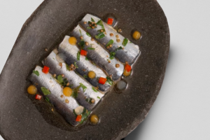 “Ma version des sardines marinées, simple et pleine de peps” : le chef Thibaut Spiwack dévoile ses astuces pour sublimer ce petit poisson