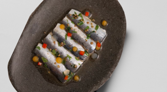 “Ma version des sardines marinées, simple et pleine de peps” : le chef Thibaut Spiwack dévoile ses astuces pour sublimer ce petit poisson