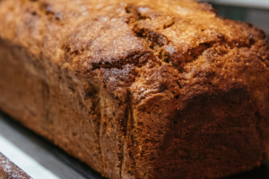 “Un cake moelleux et plein de caractère” : le chef étoilé Jean Sulpice partage sa recette de saison parfaite pour l’apéritif