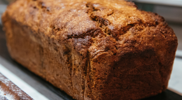 “Un cake moelleux et plein de caractère” : le chef étoilé Jean Sulpice partage sa recette de saison parfaite pour l’apéritif