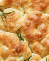 Focaccia maison : la recette inratable et pleine d’astuces du chef italien Denny Imbroisi