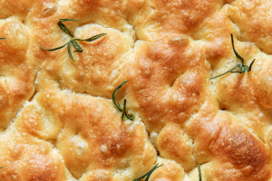 Focaccia maison : la recette inratable et pleine d’astuces du chef italien Denny Imbroisi