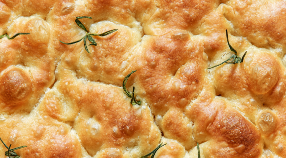 Focaccia maison : la recette inratable et pleine d’astuces du chef italien Denny Imbroisi