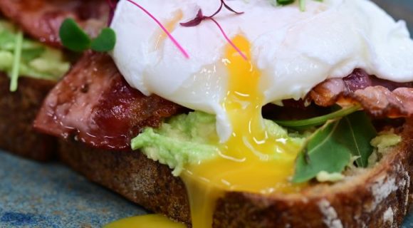 “Simple, rapide et inratable” : le chef Pierre Chomet vous montre comment réussir un œuf poché à la perfection