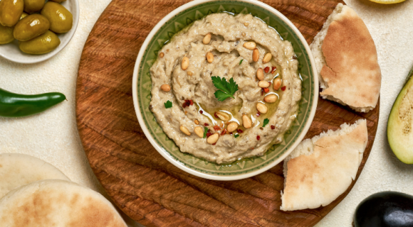 "Ce n’est pas une purée, mais un écrasé d’aubergines" : le chef Alan Geaam livre ses conseils un baba ganoush parfait