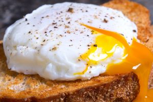 “Surtout pas de…” : le conseil d’un Meilleur Ouvrier de France pour réussir à coup sûr ses œufs pochés