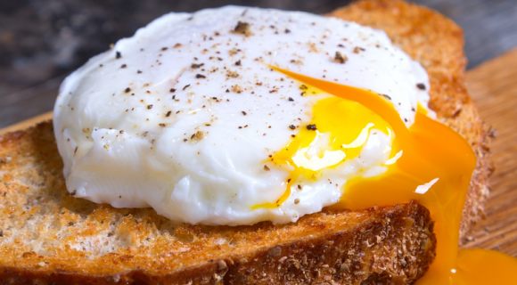 “Surtout pas de…” : le conseil d’un Meilleur Ouvrier de France pour réussir à coup sûr ses œufs pochés