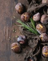 “Il ne faut pas trop les dessécher” : le chef Christophe Saintagne livre sa recette de châtaignes rôties au romarin délicieusement moelleuses