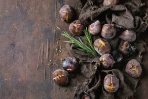 “Il ne faut pas trop les dessécher” : le chef Christophe Saintagne livre sa recette de châtaignes rôties au romarin délicieusement moelleuses
