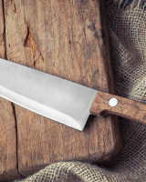 Aiguiser un couteau sans aiguiseur : voici une méthode toute simple pour le faire avec une pièce de vaisselle que l’on a tous à la maison