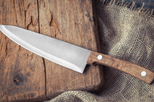 Aiguiser un couteau sans aiguiseur : voici une méthode toute simple pour le faire avec une pièce de vaisselle que l’on a tous à la maison