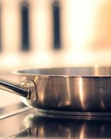 “L’inox, c’est pas si compliqué qu’on le pense” : le chef Juan Arbelaez partage ses astuces pour réussir toutes les cuissons avec