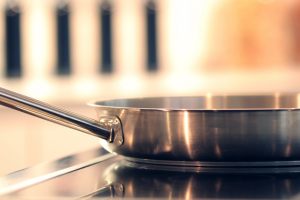 “L’inox, c’est pas si compliqué qu’on le pense” : le chef Juan Arbelaez partage ses astuces pour réussir toutes les cuissons avec