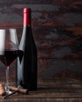 Ne pas reboucher avec le bouchon en liège : une sommelière dévoile la bonne méthode pour conserver du vin après ouverture