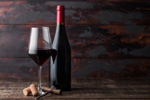 Ne pas reboucher avec le bouchon en liège : une sommelière dévoile la bonne méthode pour conserver du vin après ouverture